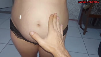 Беременная дочка кончает от мастурбации своей киски руками матери