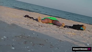 Семейная пара долбиться на пляже не подозревая о скрытой камере